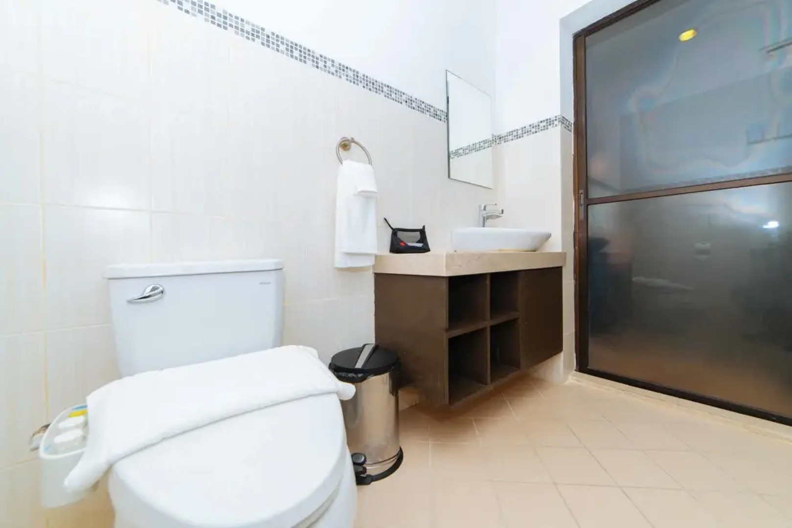 RedDoorz Premium @ Sta Rosa Tagaytay Road