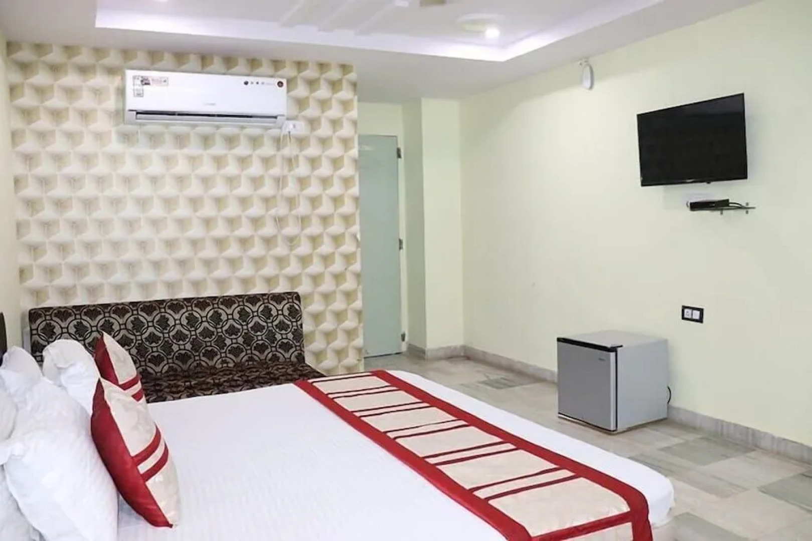 Hotel Raj International