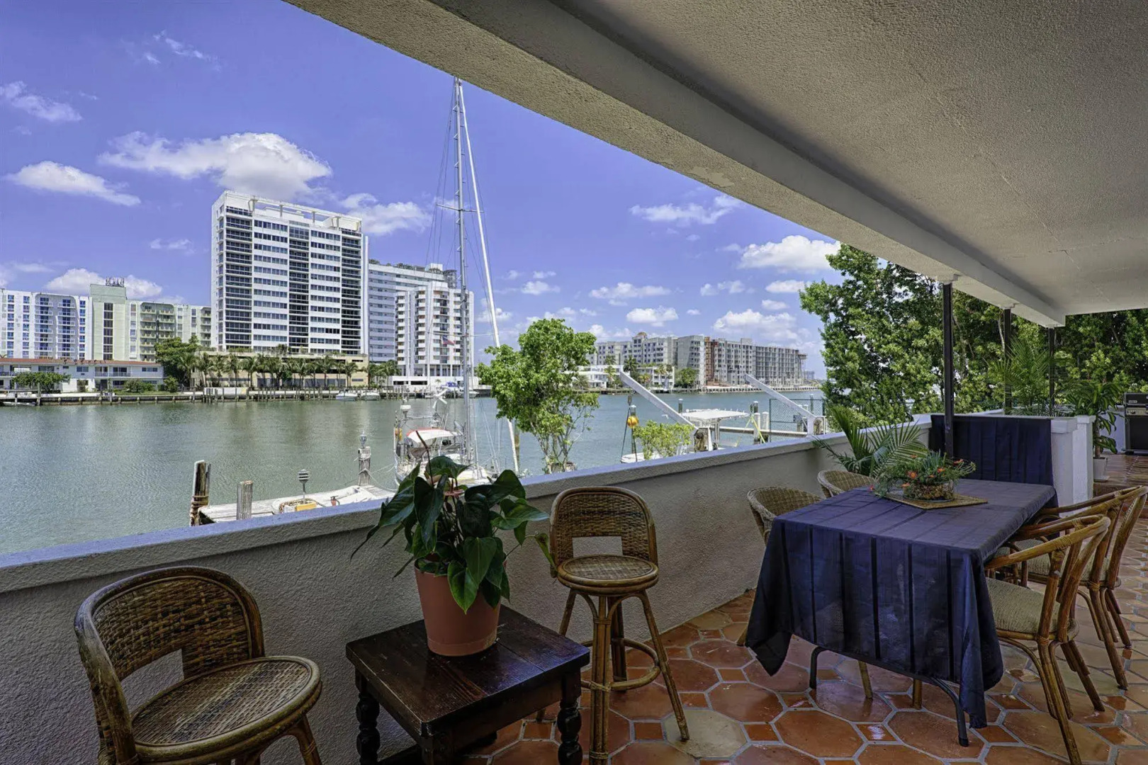 Miami Whitehouse Apartments