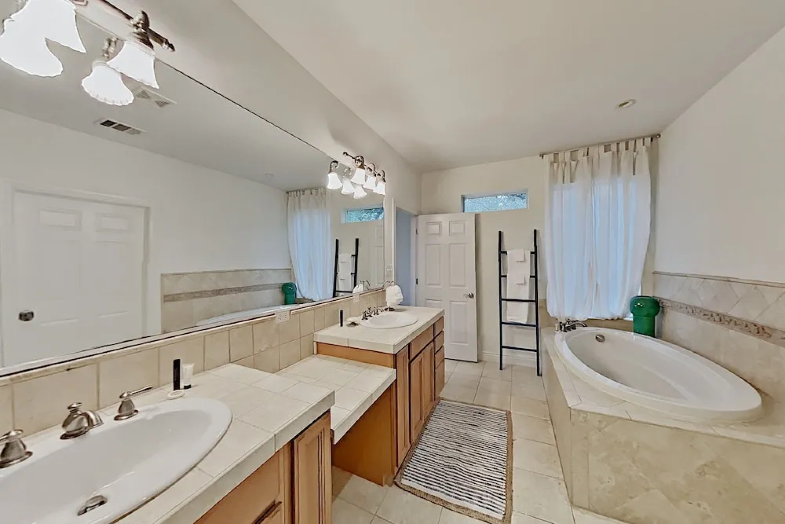 4BR 3BA Spicewood House with Impressive Views by RedAwning