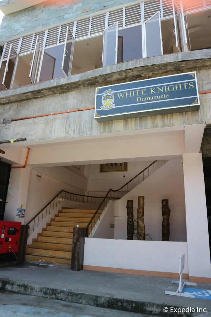 ZEN Rooms Basic White Knights Dumaguete