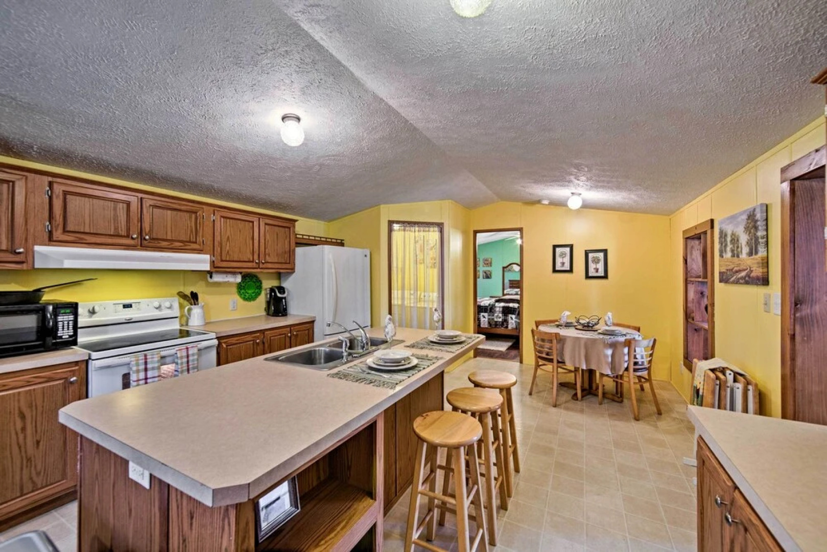 180-acre Farm: 'the Lodge' in Klingerstown!