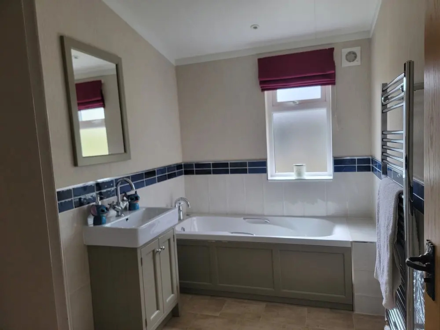 Luxury 2-bed Lodge in Routh, Sleeps 4 With Hot Tub