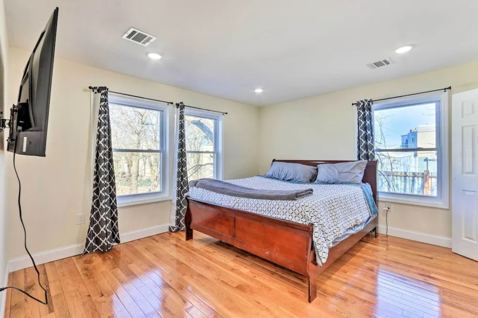 Bright Irvington Home ~ 2 Mi to Prudential Center!