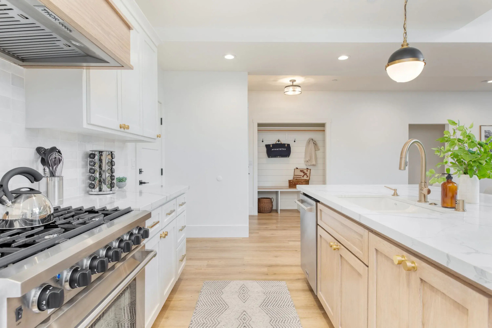 Luxury Retreat, 5mins to the Lake Game Room + Fire Pit Howlite by Avantstay