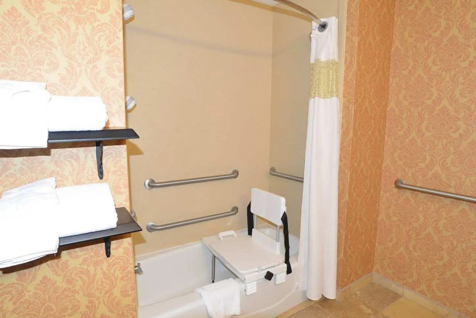 Отель Hampton Inn & Suites Lake City