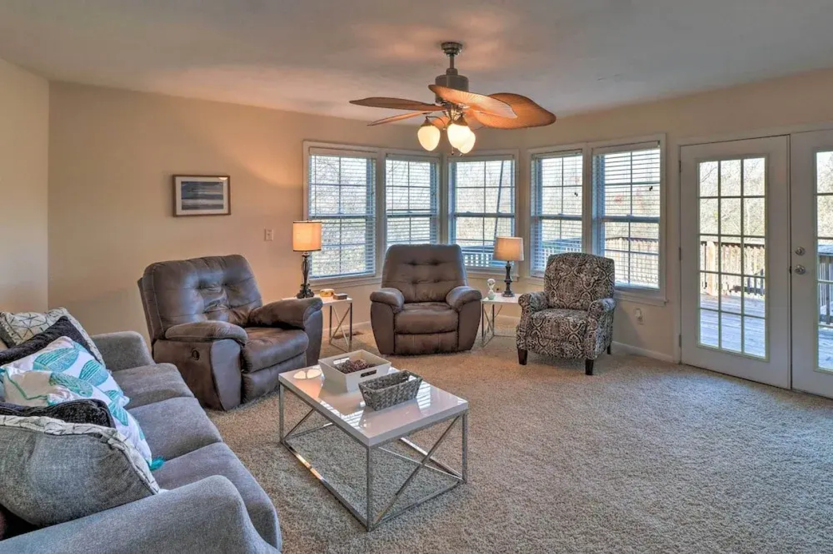 Fisherman-friendly Bull Shoals Escape on Lakefront