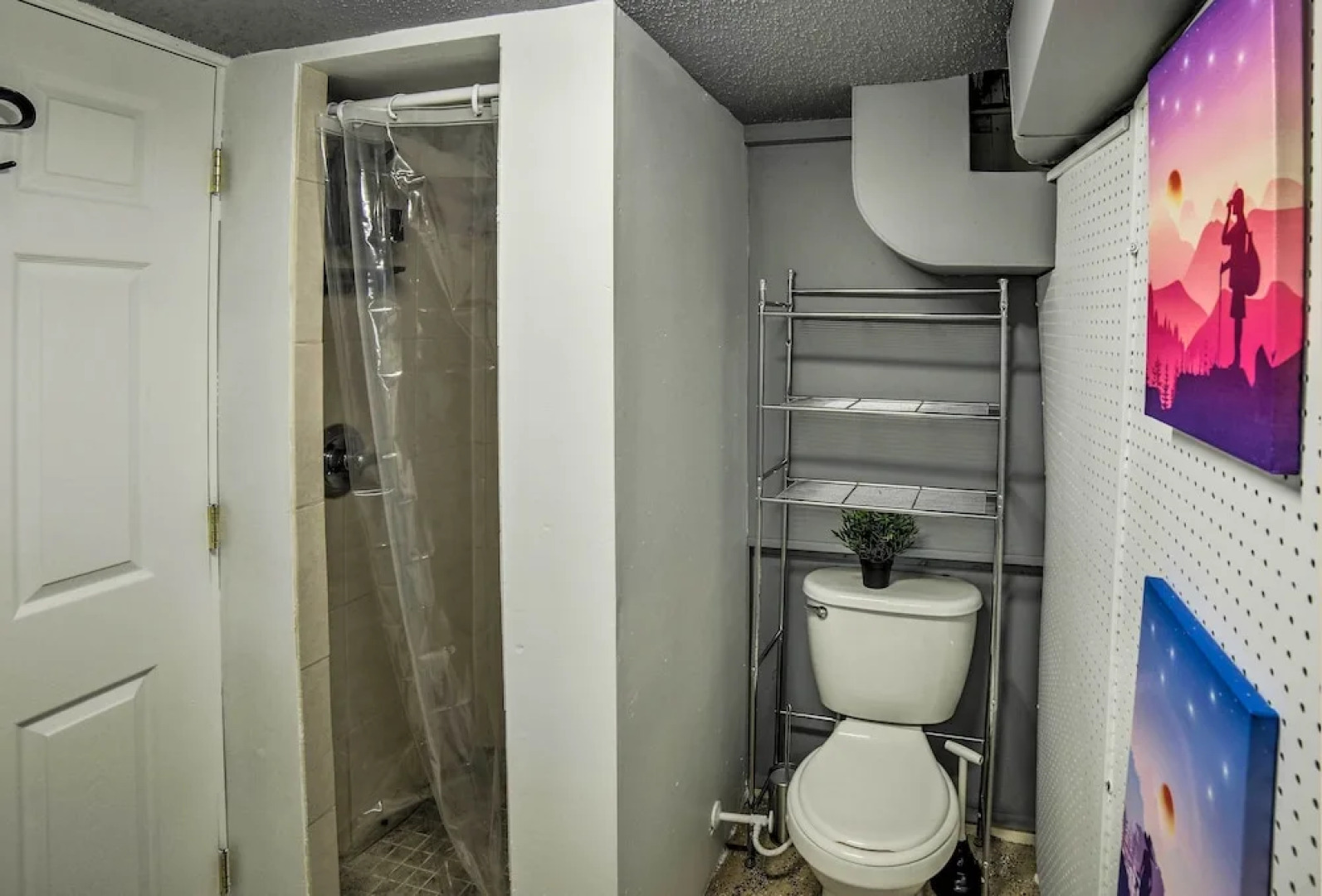 Portage Studio: 11 Miles to Indiana Dunes!