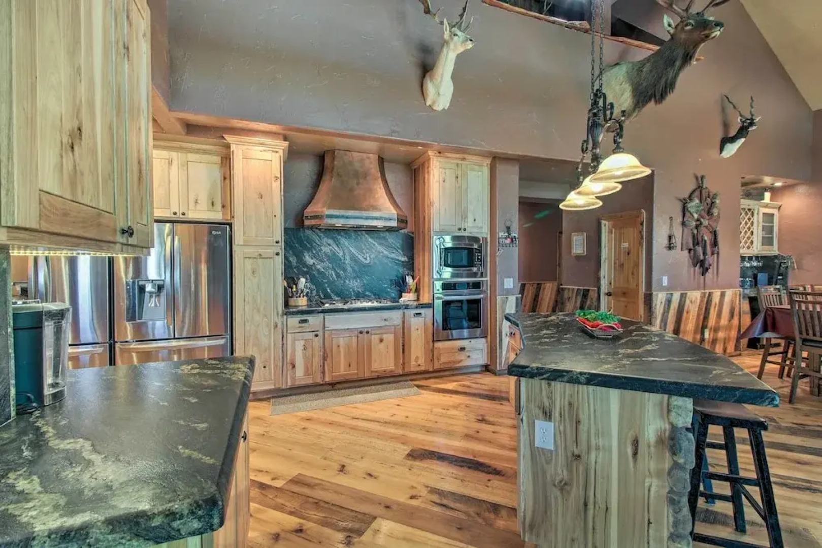 Outdoor Fireplace, Gas Grill: Luxe Heber Cabin!