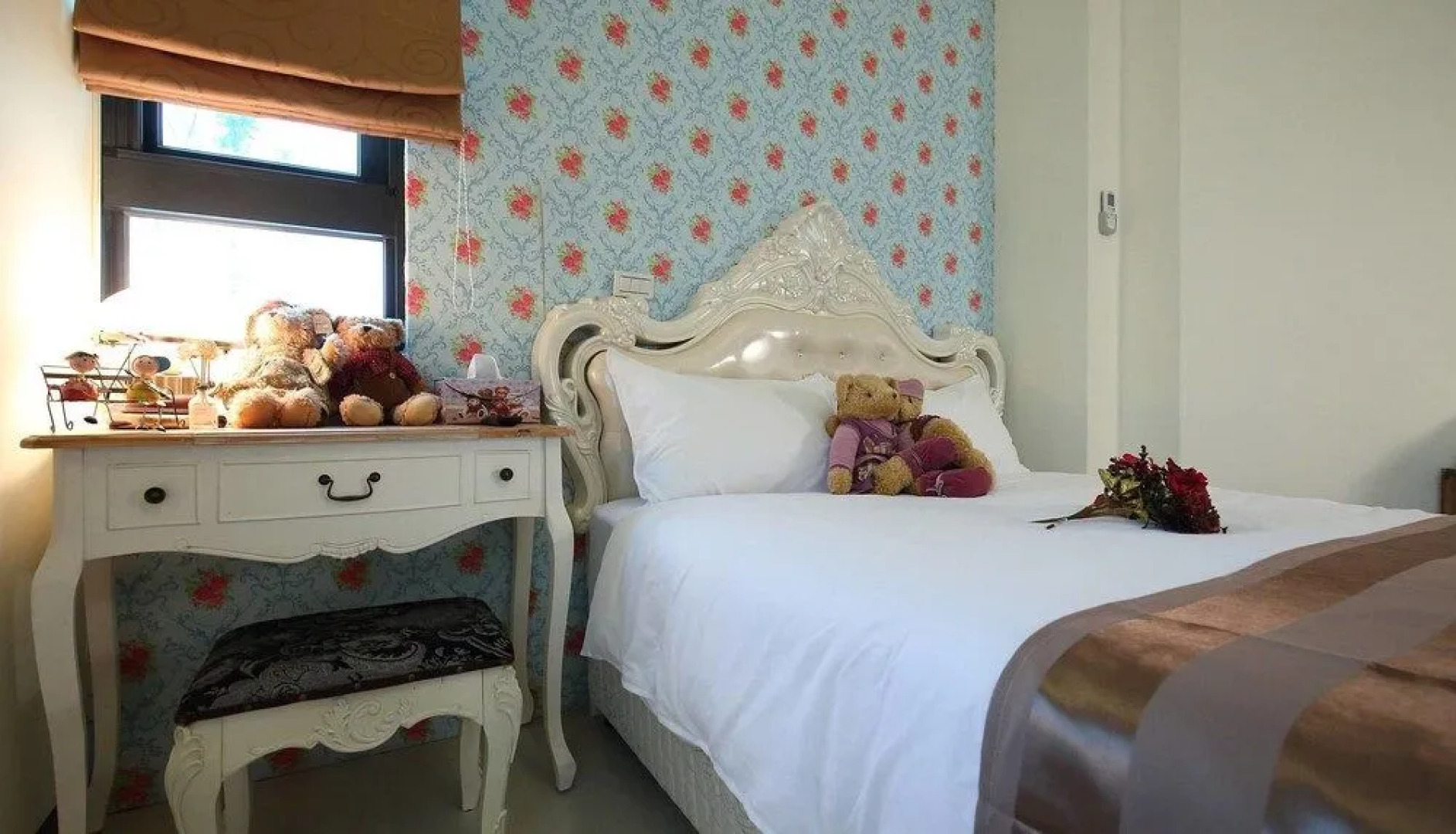 Textile Girl Romantic Homestay