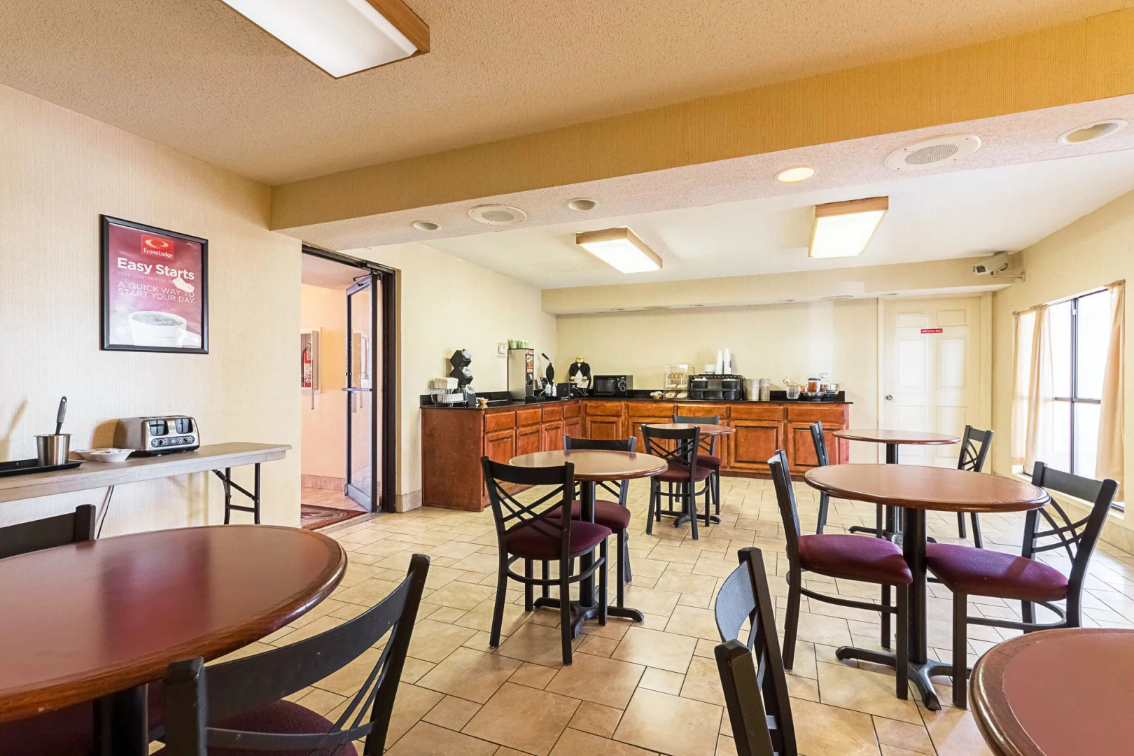 Econo Lodge Inn & Suites
