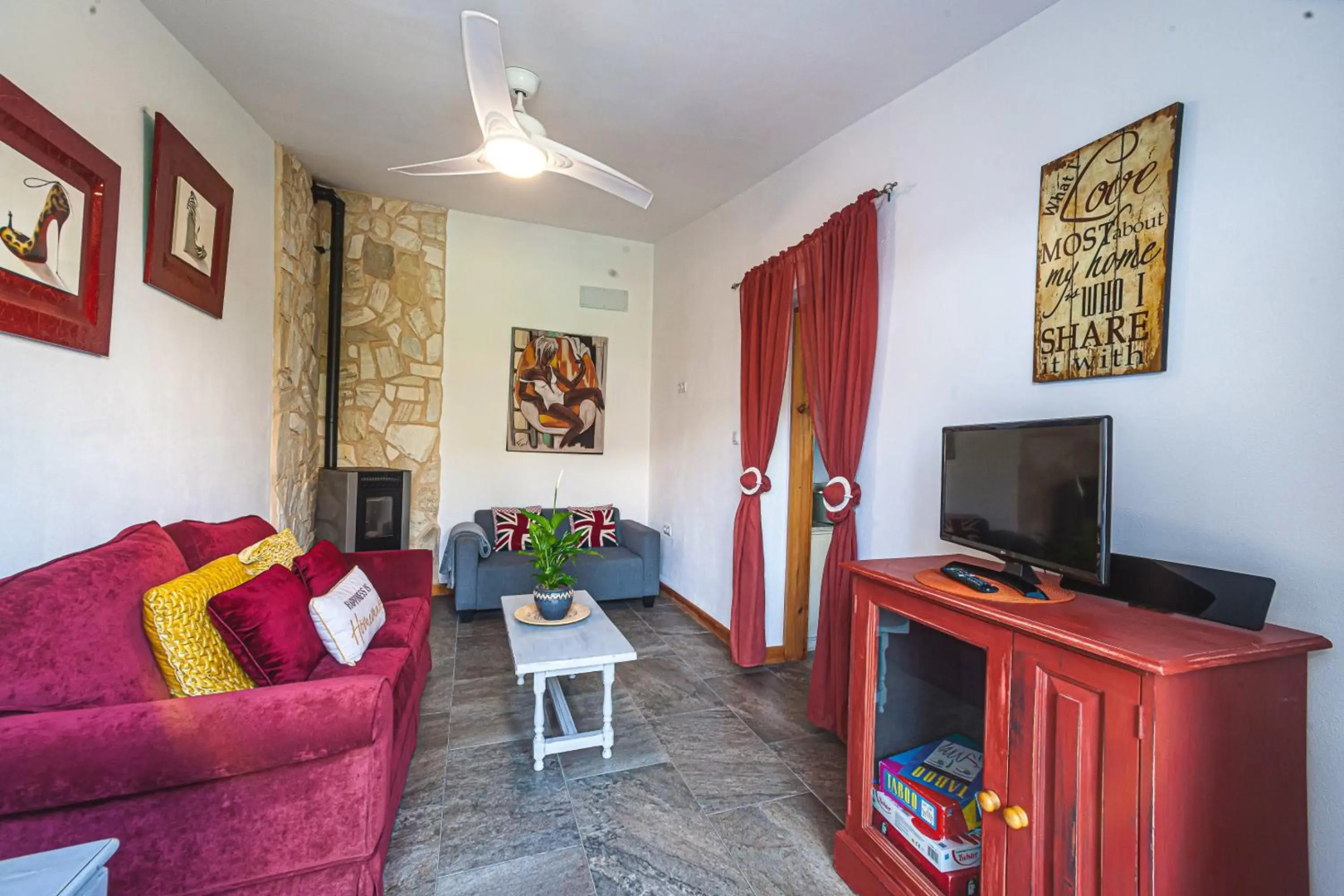 Self Catering Garden Apartment with a Private Garden and Shared Pool