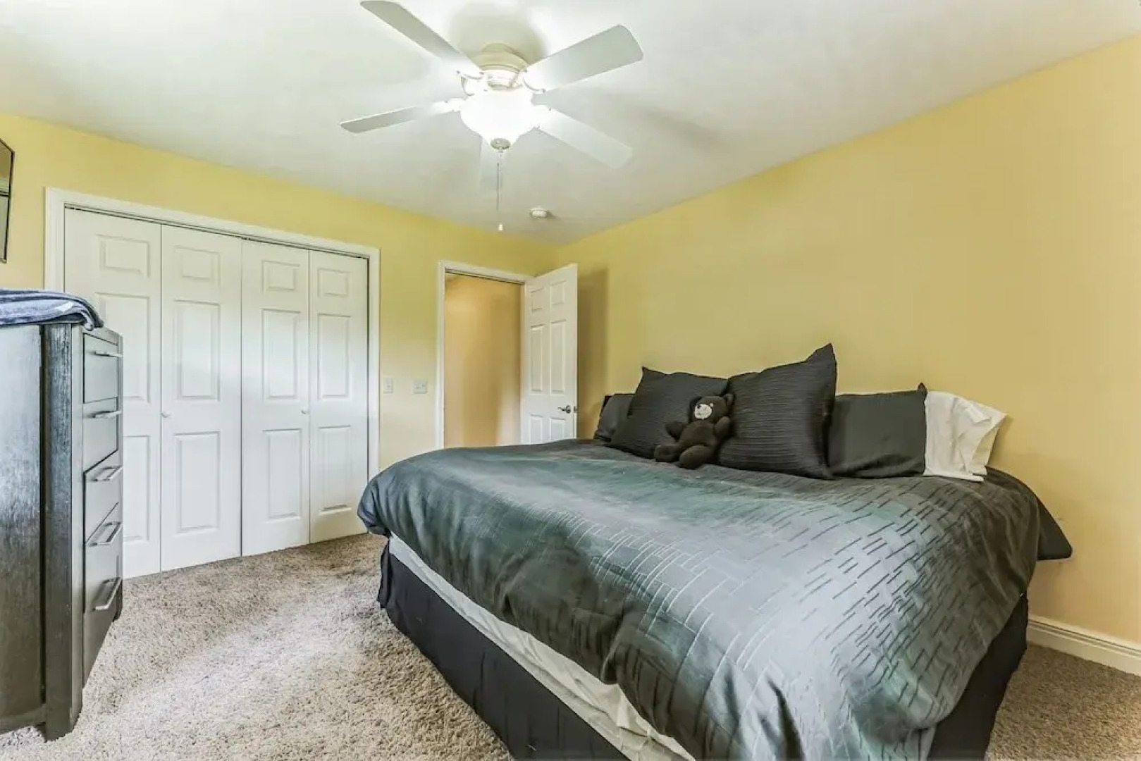 Flippin Haven: Spacious & Cozy Retreat 3 Bedroom Home by RedAwning