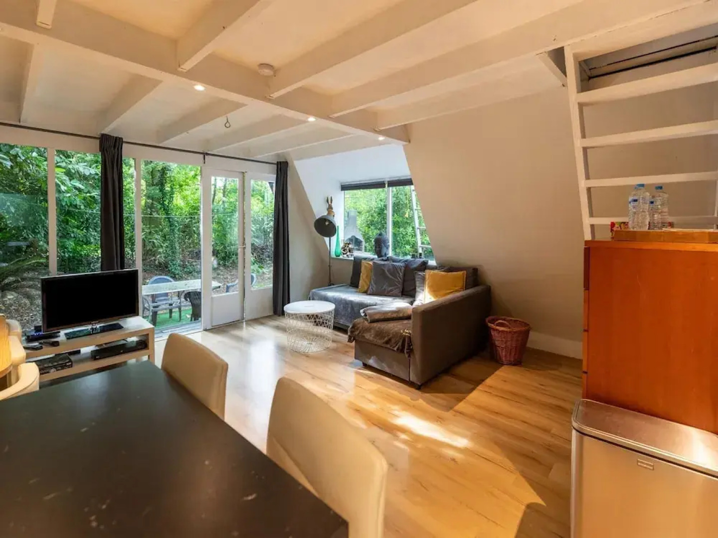 Lanaken Lakeside Cabin Stay