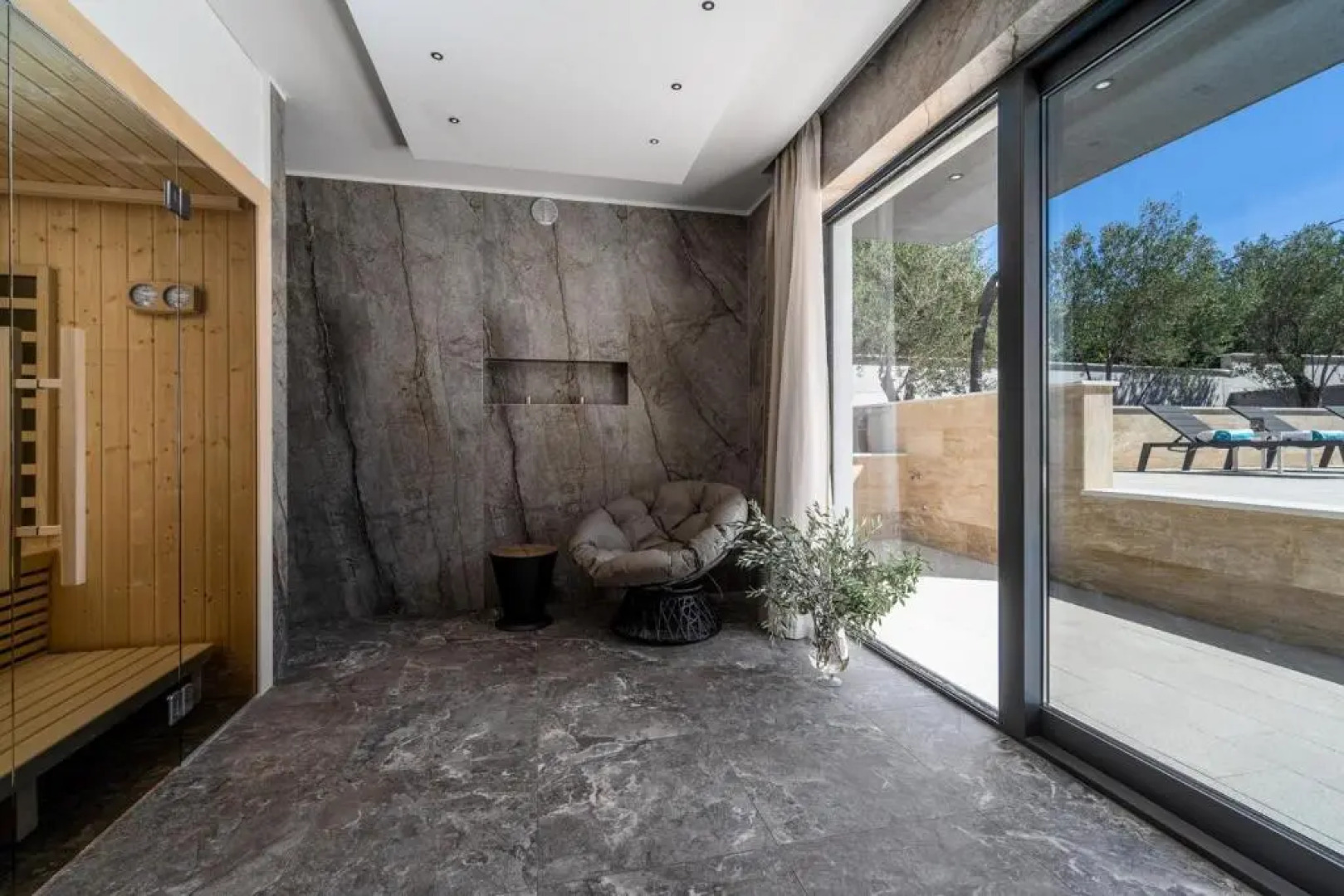 NEW! Villa Lady Maris with heated private pool, 5 en-suite bedrooms, 70m from beach