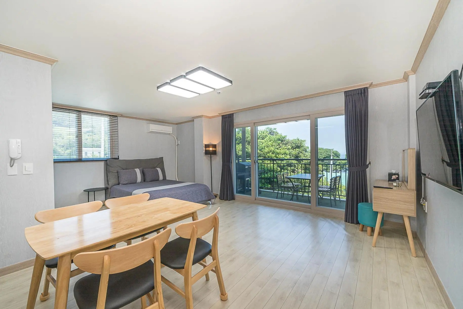 Namhae Dangdangi Dog Pension Blue