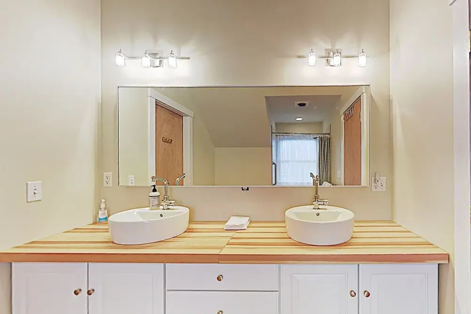 New Listing! Waterfront Hideaway W/ Modern Updates 2 Bedroom Cottage