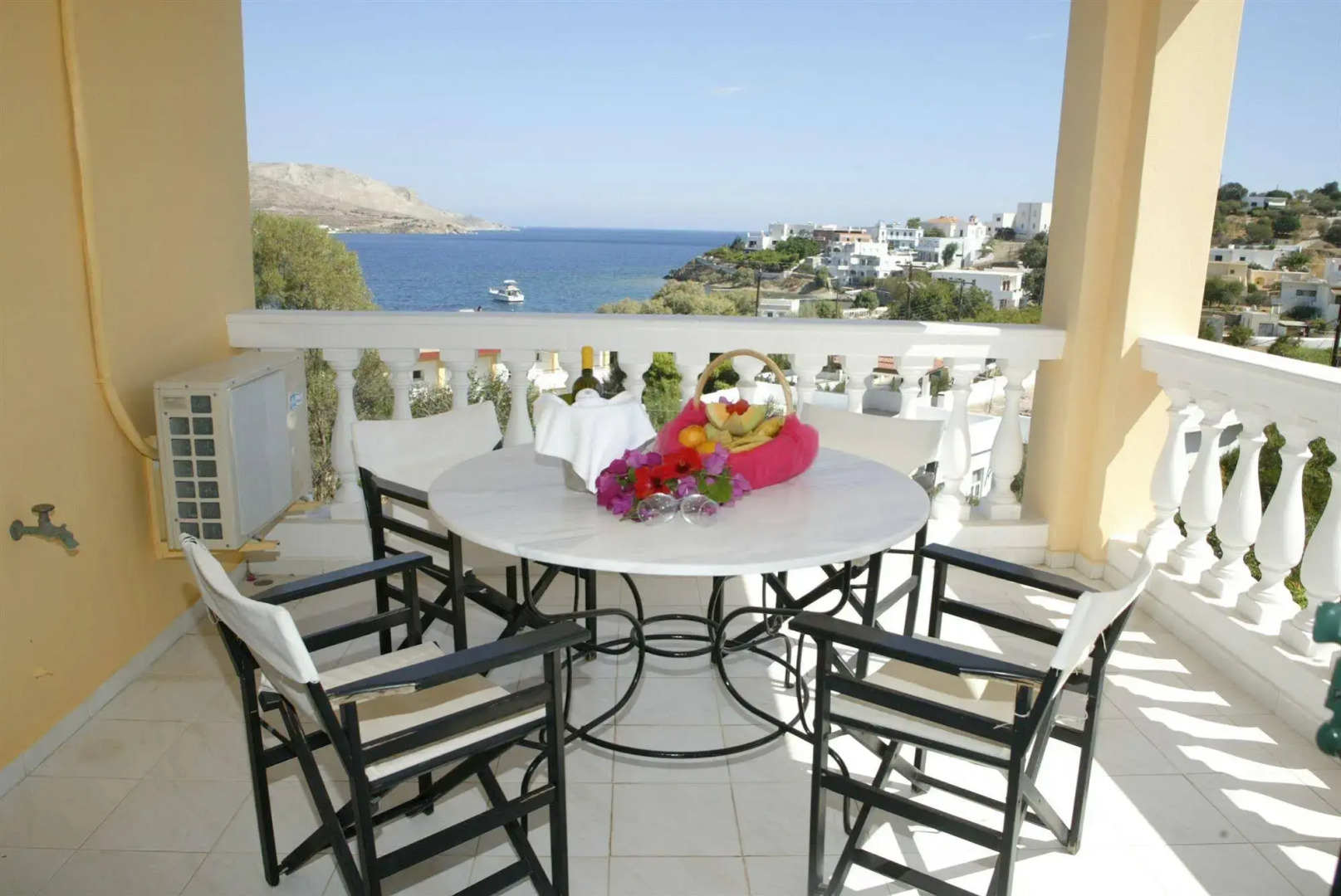 Crithoni's Paradise Hotel