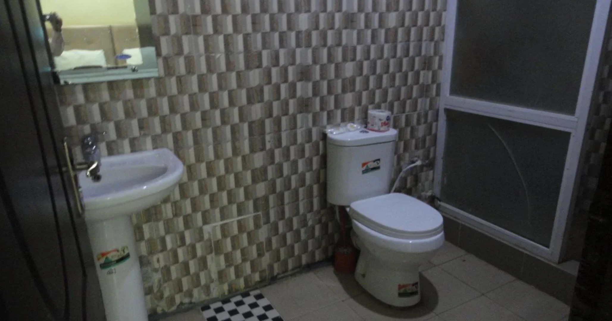 Moongate Hotel and Suites, Obantoko