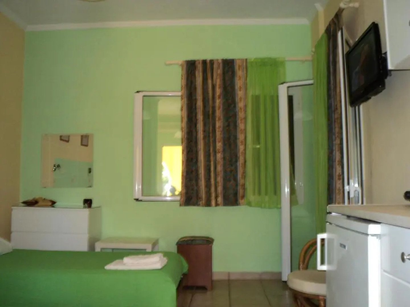 Roula's Studios & Apartment