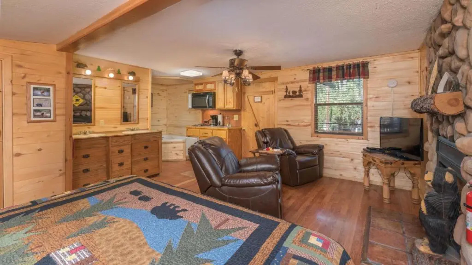 Upper Canyon Inn & Cabins