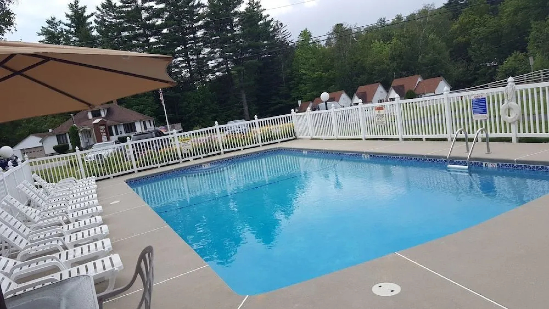 Riverbank Motel and Cabins