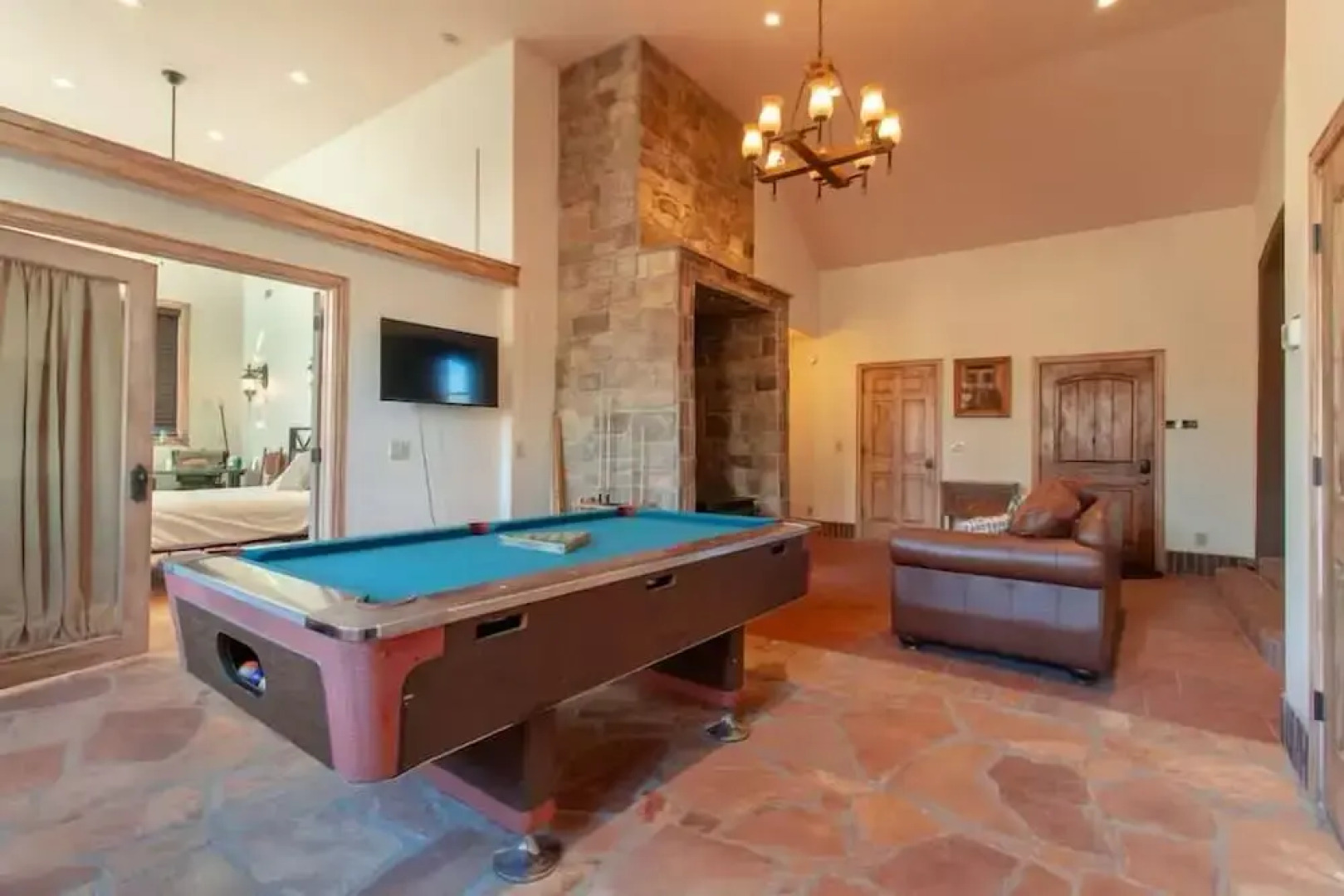 14 Guests 5BR 2BA Game room and Living