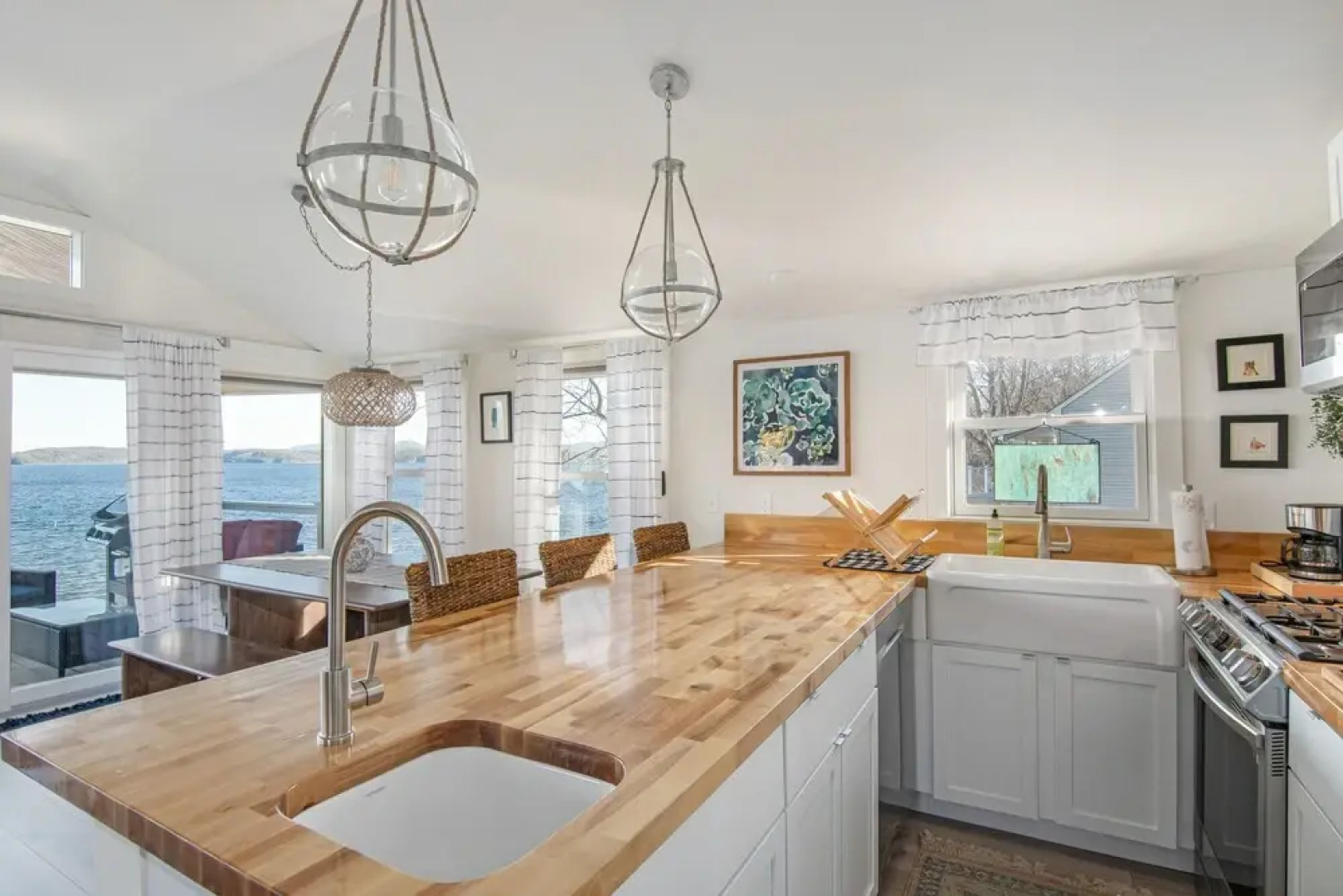 Cozy Lakeshore Cottage