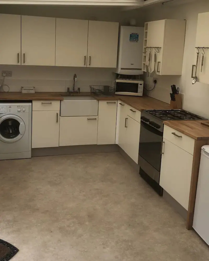 3 bed Bungalow minutes from the beach