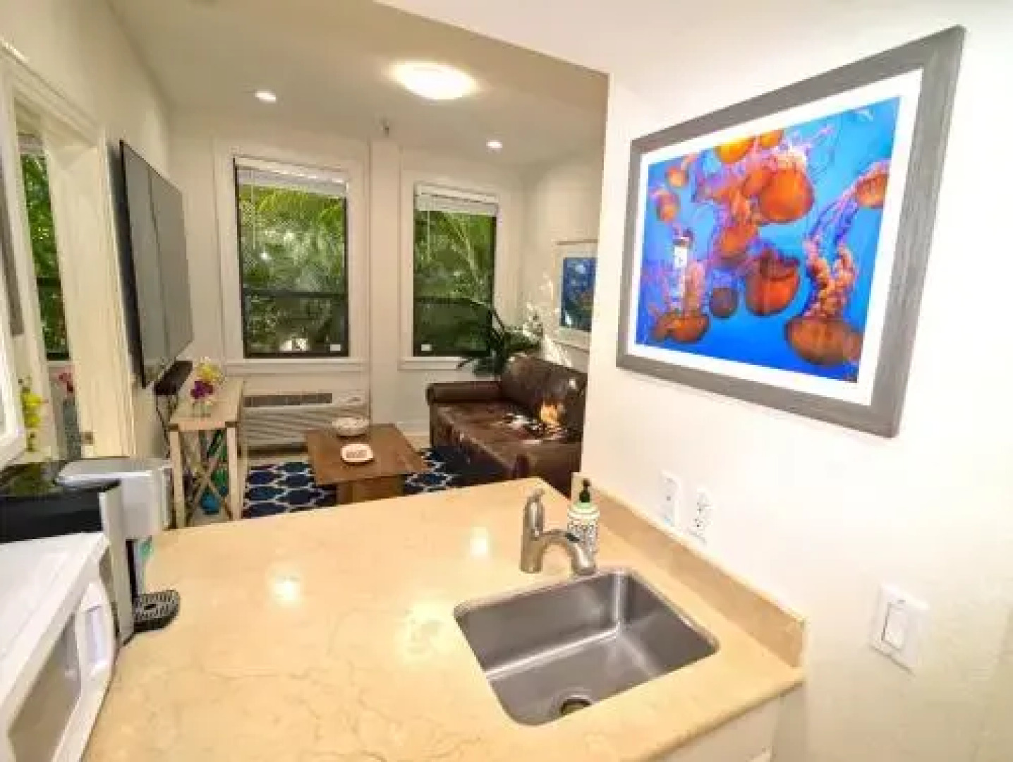 Tropical Beach Condo - Pool, Parking, 86" TV, WiFi