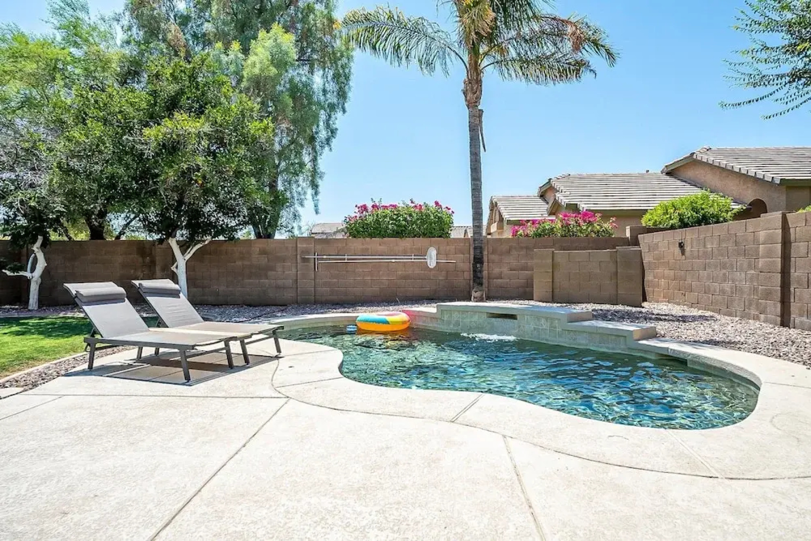 Dos Palmas - Gilbert Poolside Retreat