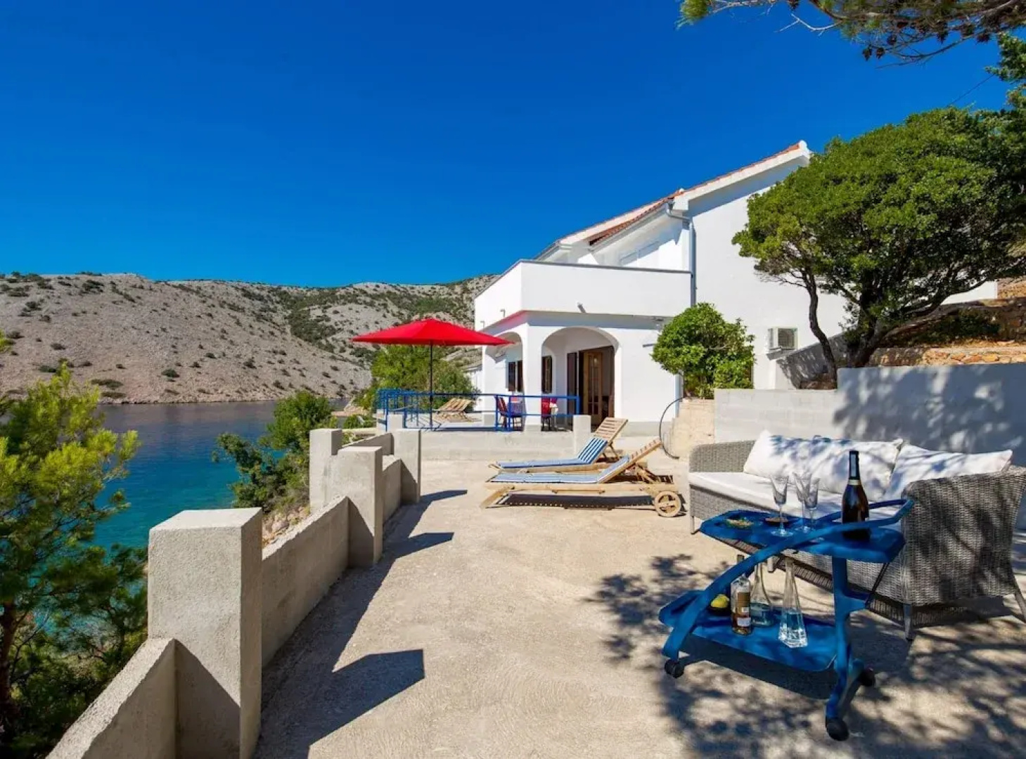 Sunny Beachfront Jablanac Apartments