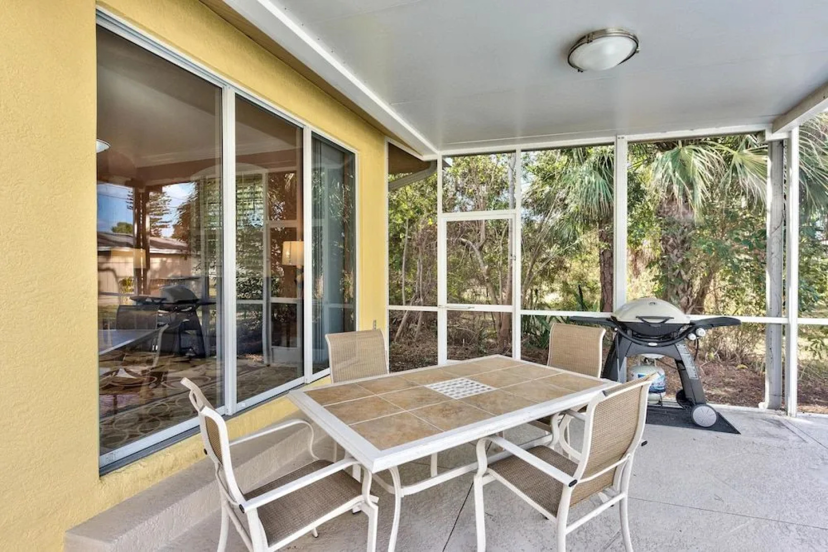 Tuscan Vacation Rental. Stylish 3-Bedroom Getaway Near Vanderbilt Beach Enjoy a Private Pool, Spacious Layout, and Modern Comforts Perfect for Families, Groups, and Pet-Friendly Stays