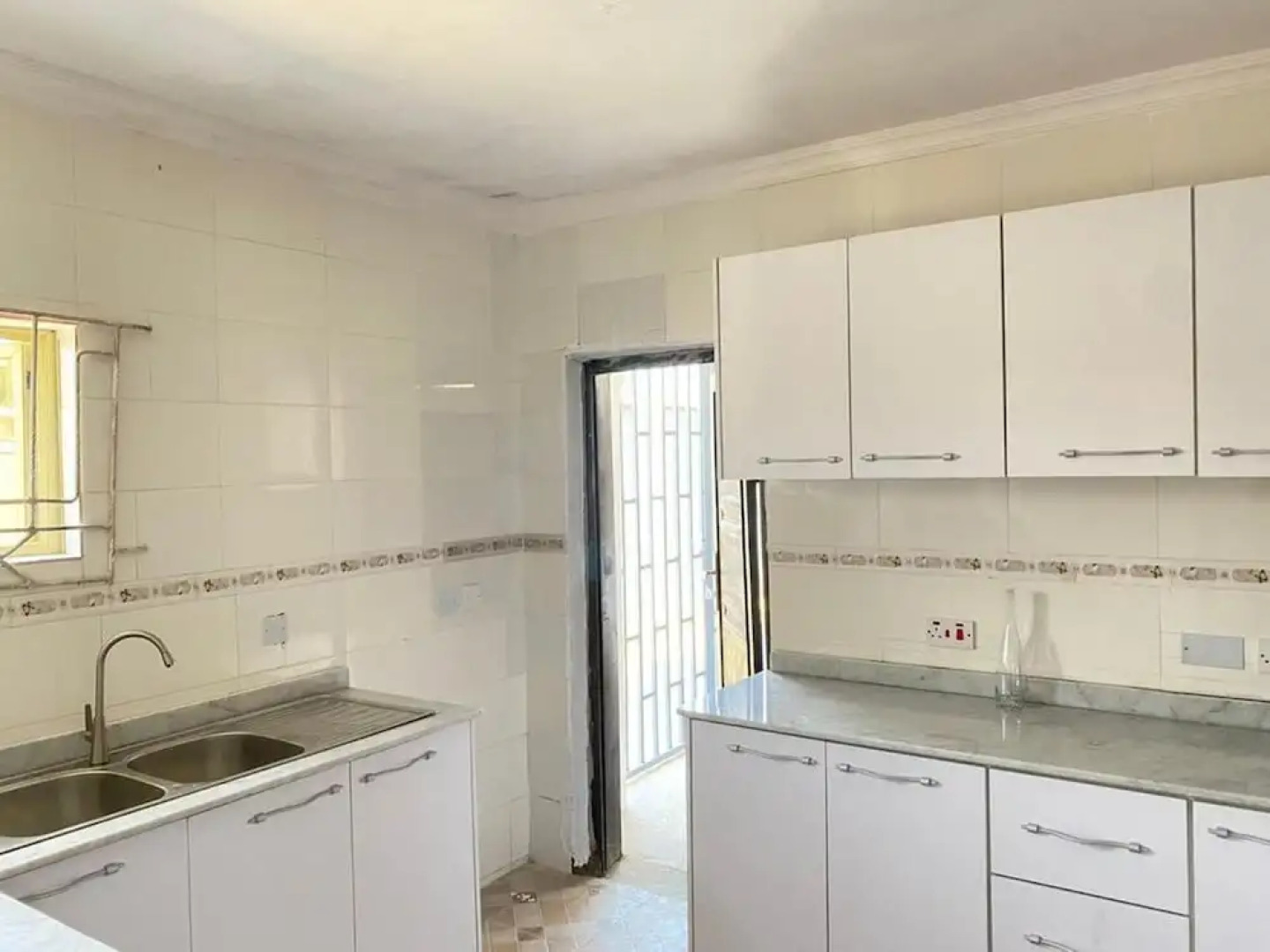 Inviting 8 Bed House in Lekki