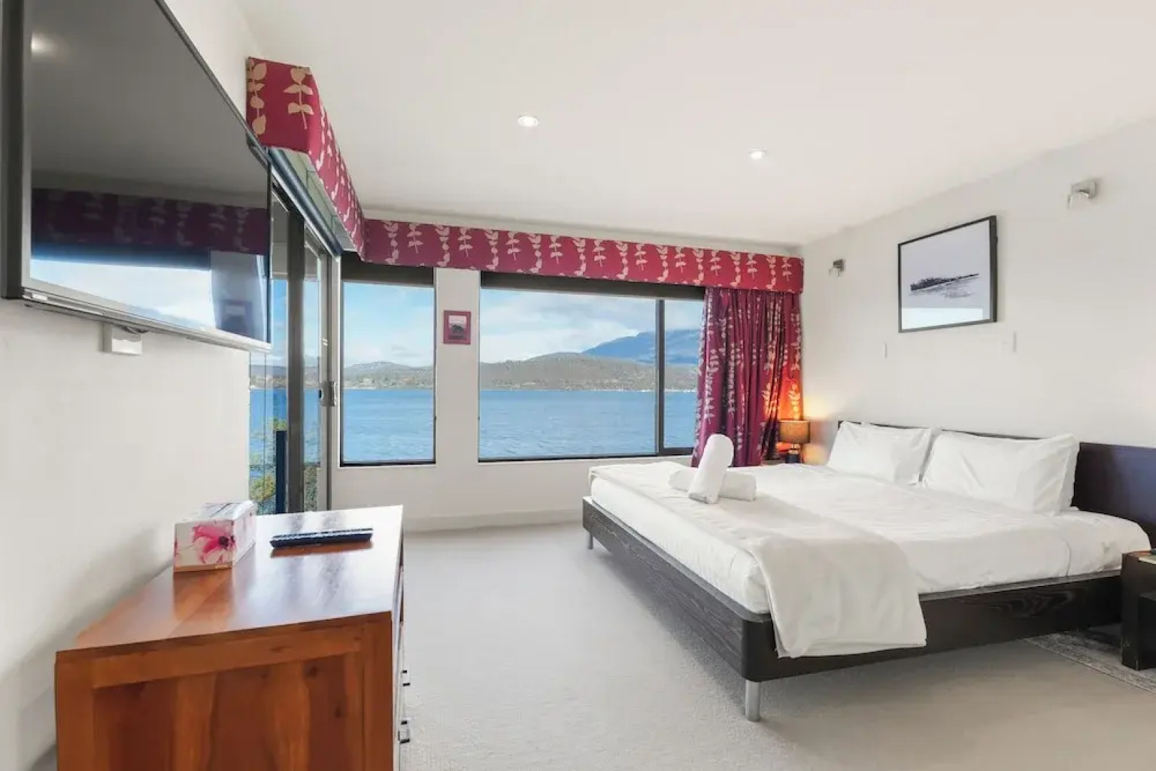 Waterfront Home - Gorgeous Views - 2 Bed