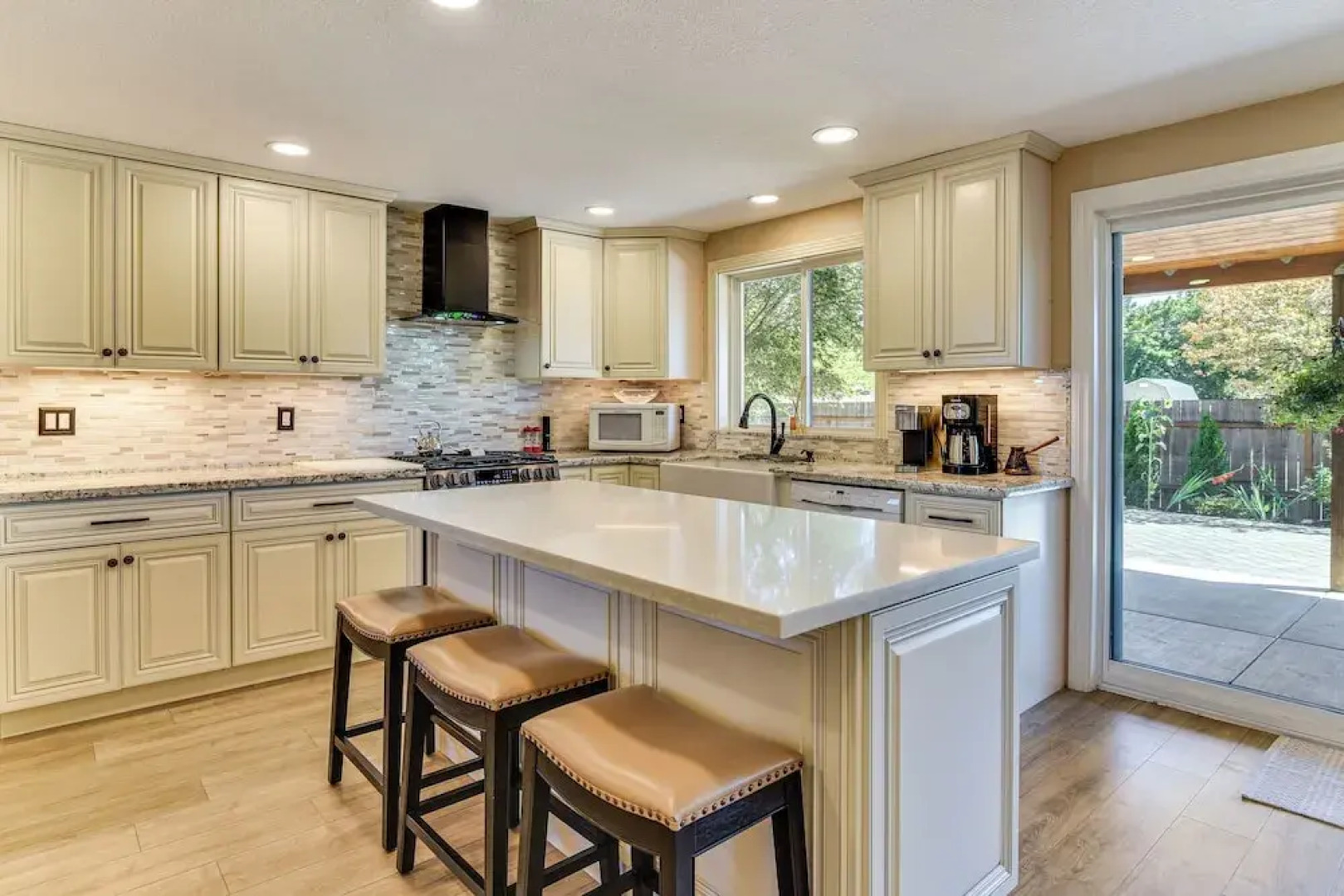 Private Outdoor Space 9 Mi to Downtown Vancouver!