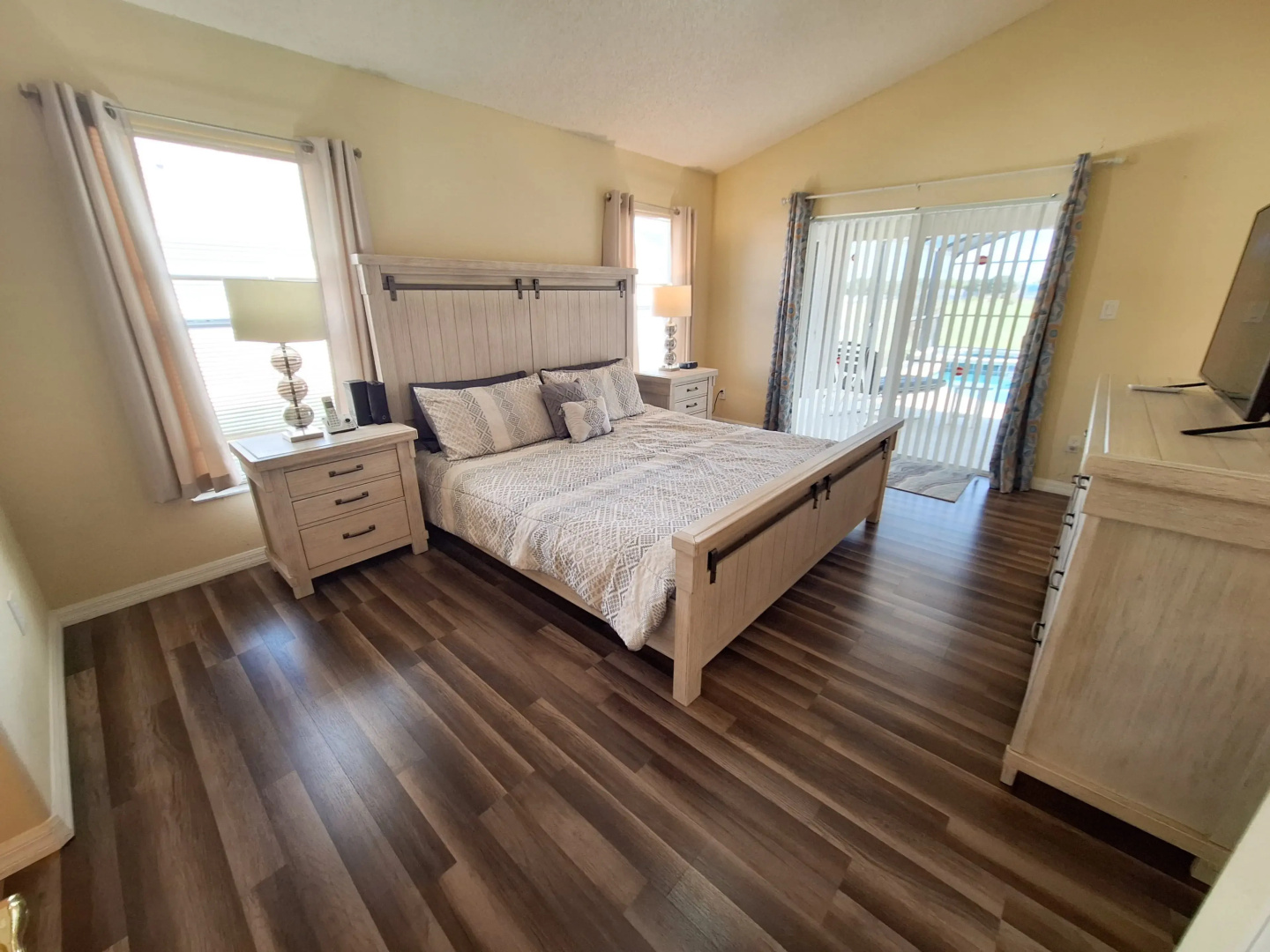 Private Pool Home with Spa & Games Room, Clermont, US