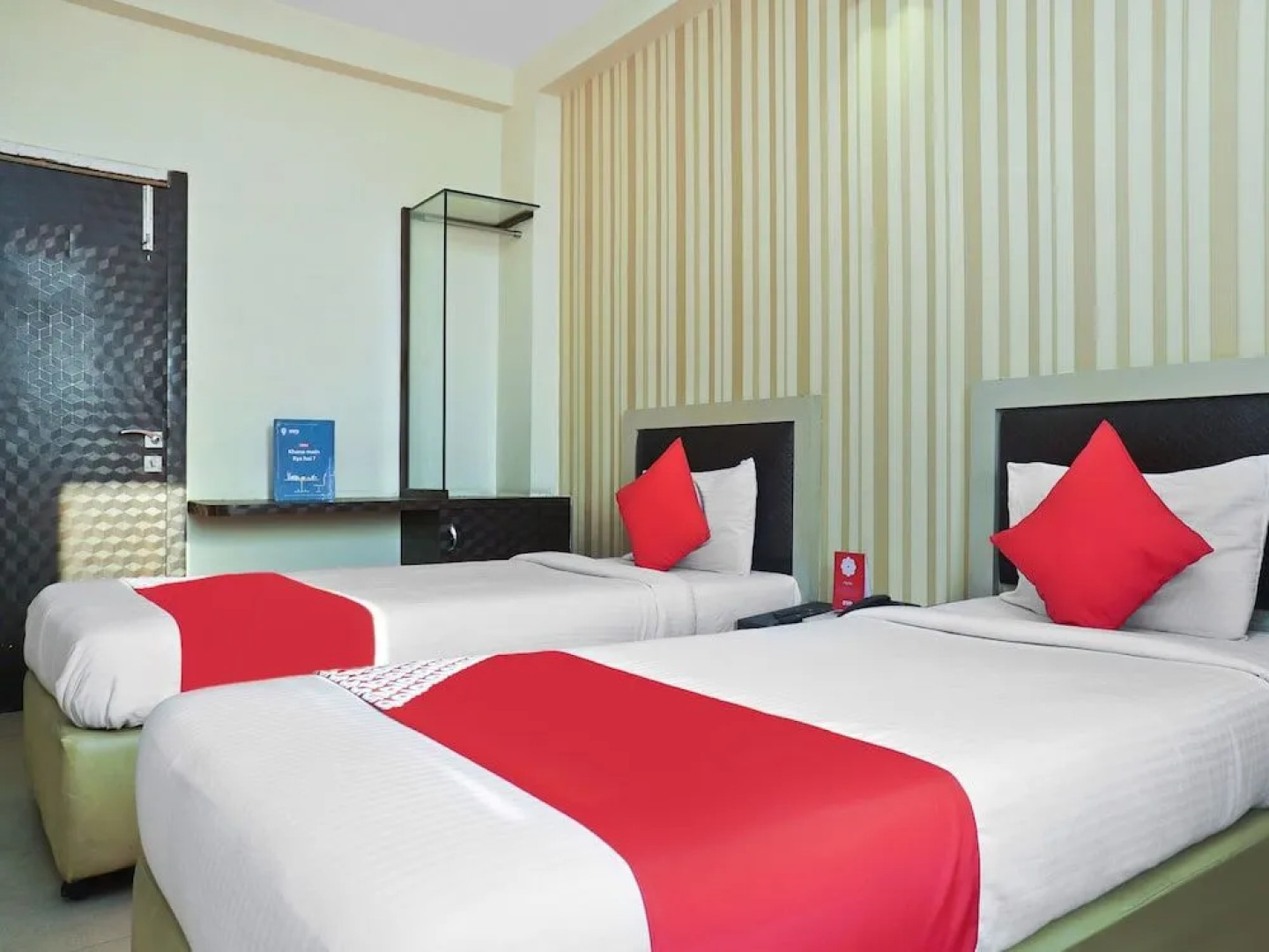 OYO 23524 Shades Of Royal