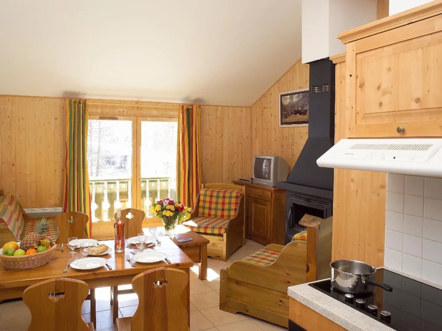 Traditional Apartment With Fireplace 200 m. From the Center