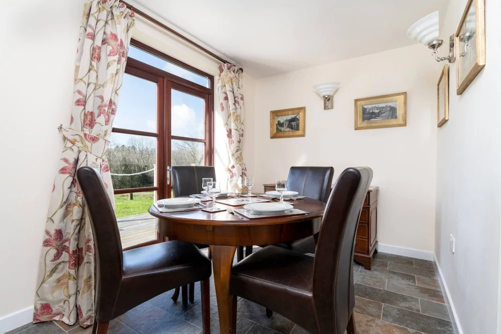 Ye Olde Bulls Head Inn & Townhouse