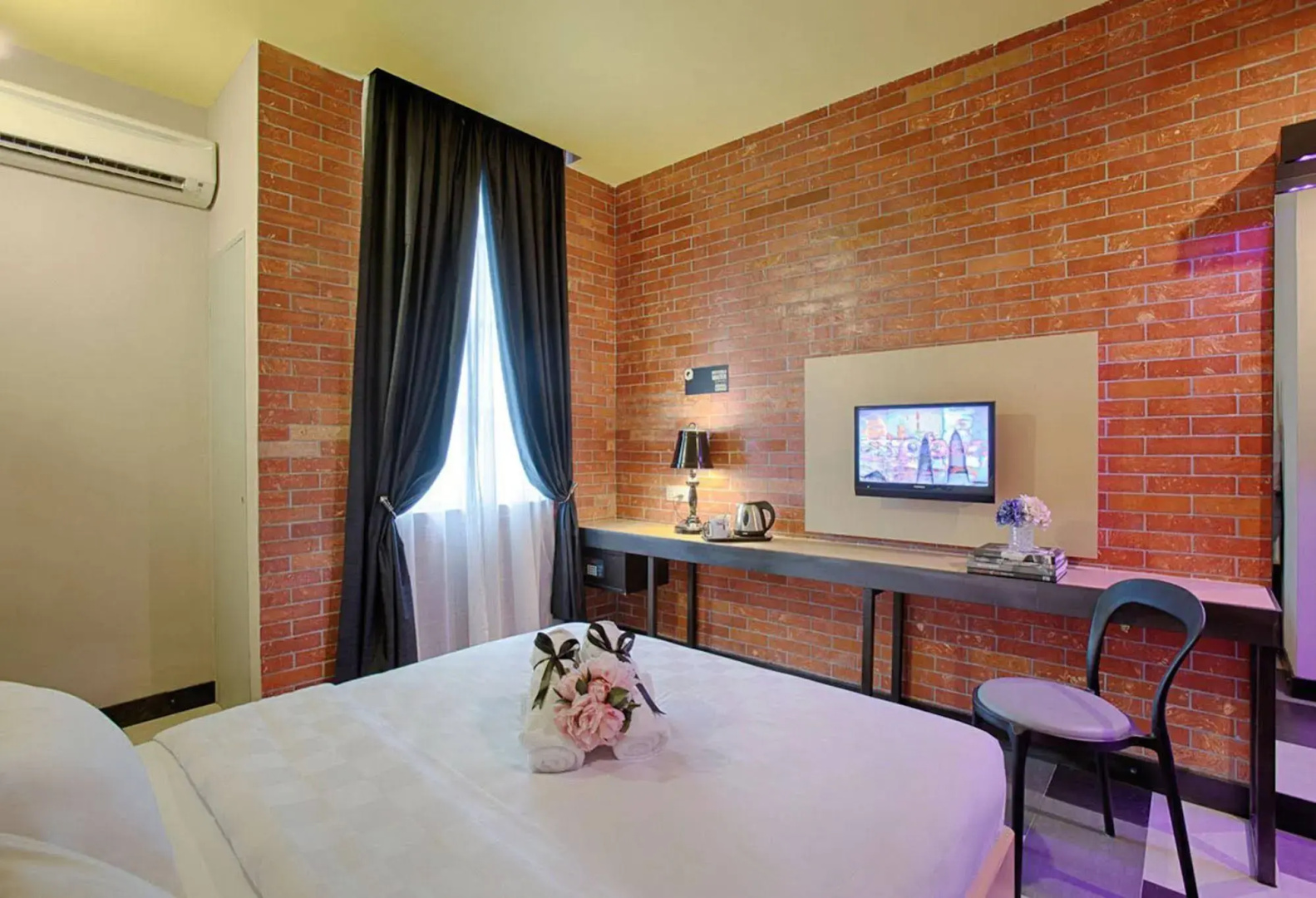 the youniQ Hotel