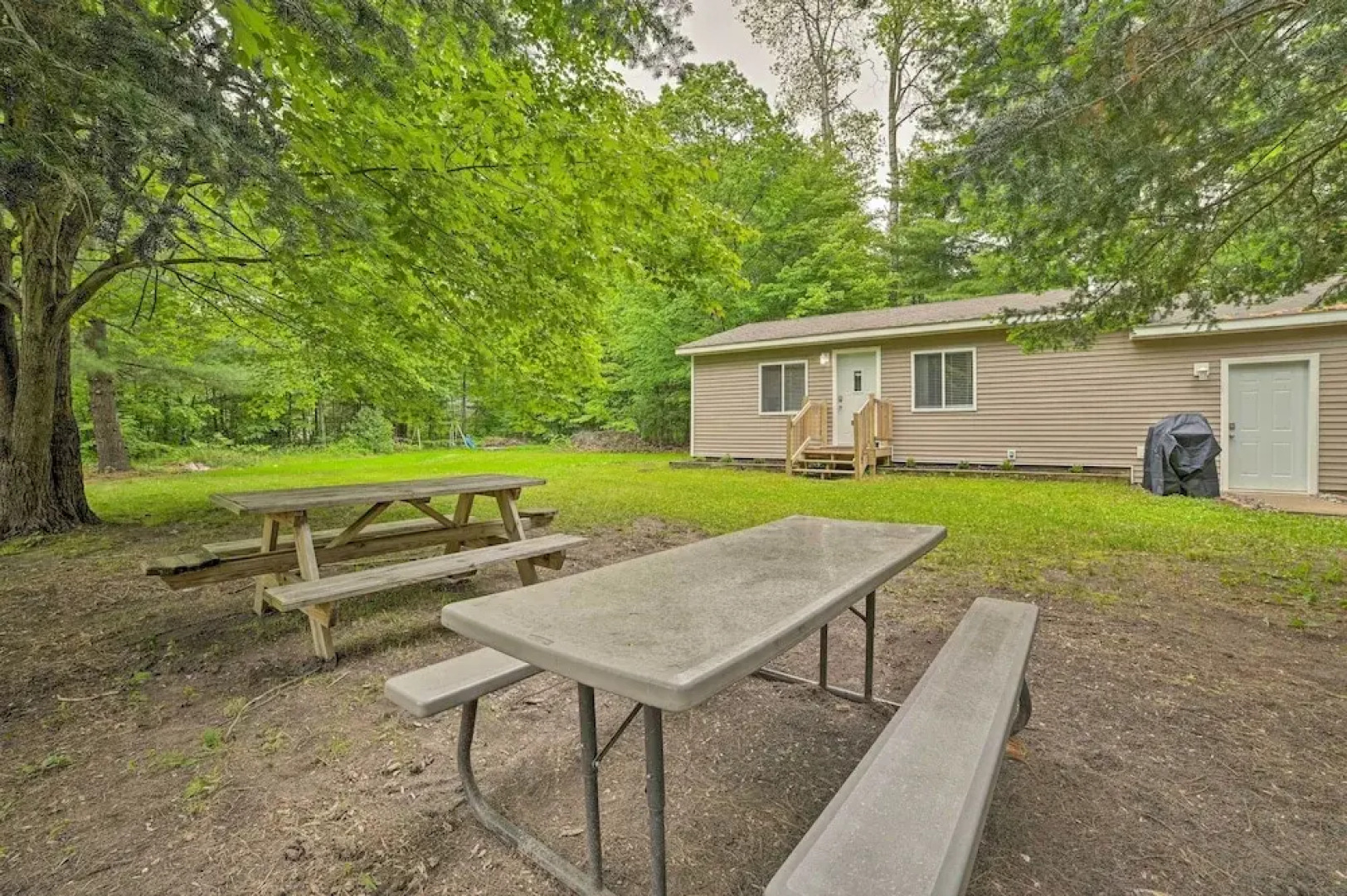Vacation Rental In-between Houghton & Higgins Lake