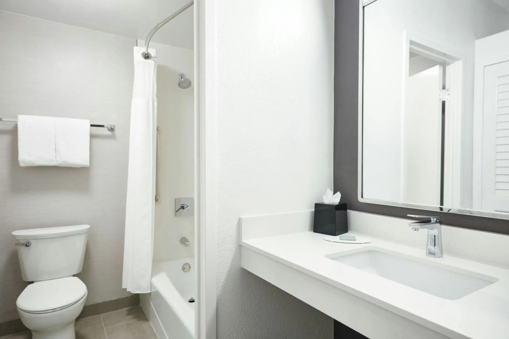 Courtyard by Marriott St Louis Westport Plaza