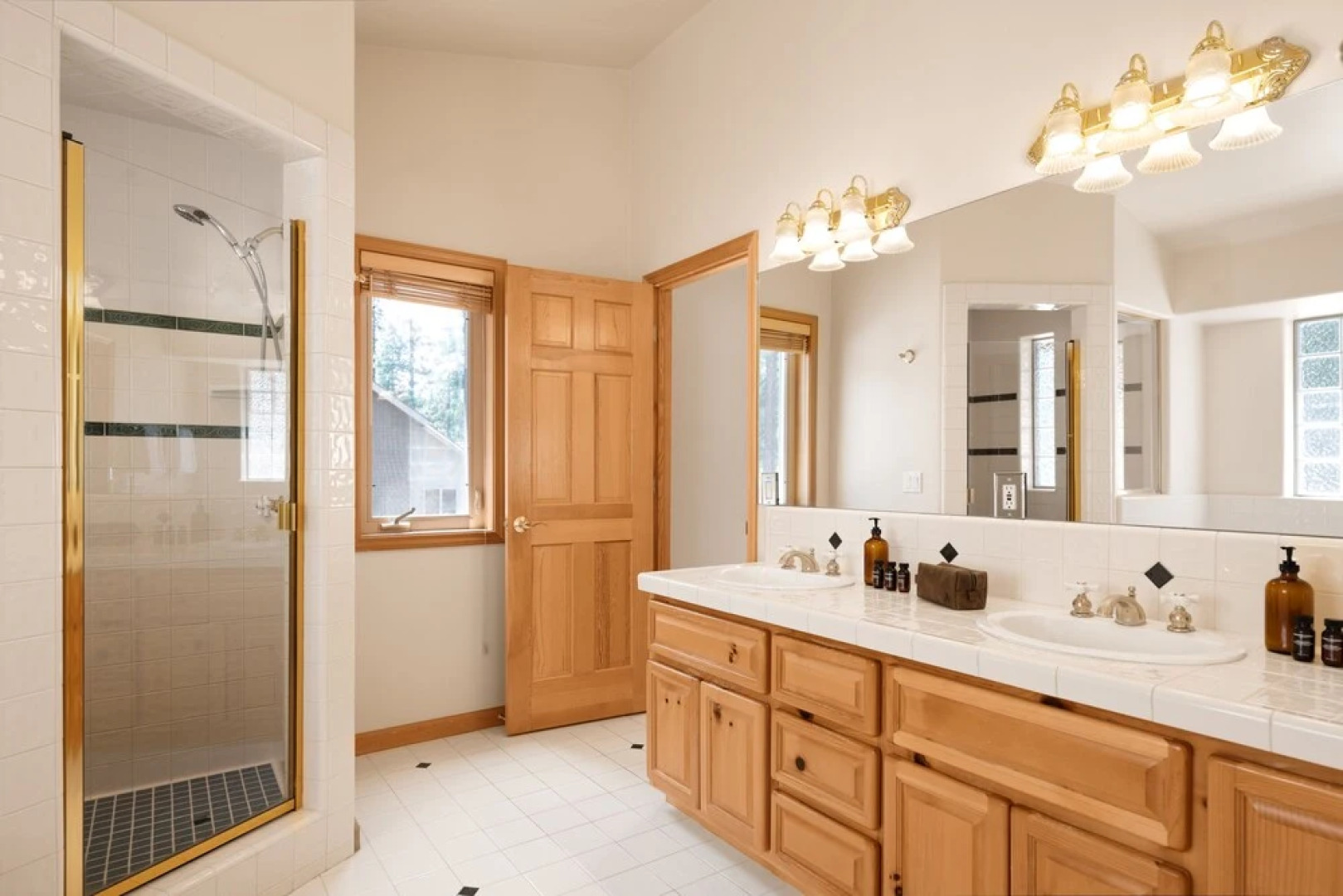 Red Fox by Avantstay Tahoe Home in the Woods w/ BBQ & Outdoor Dining!