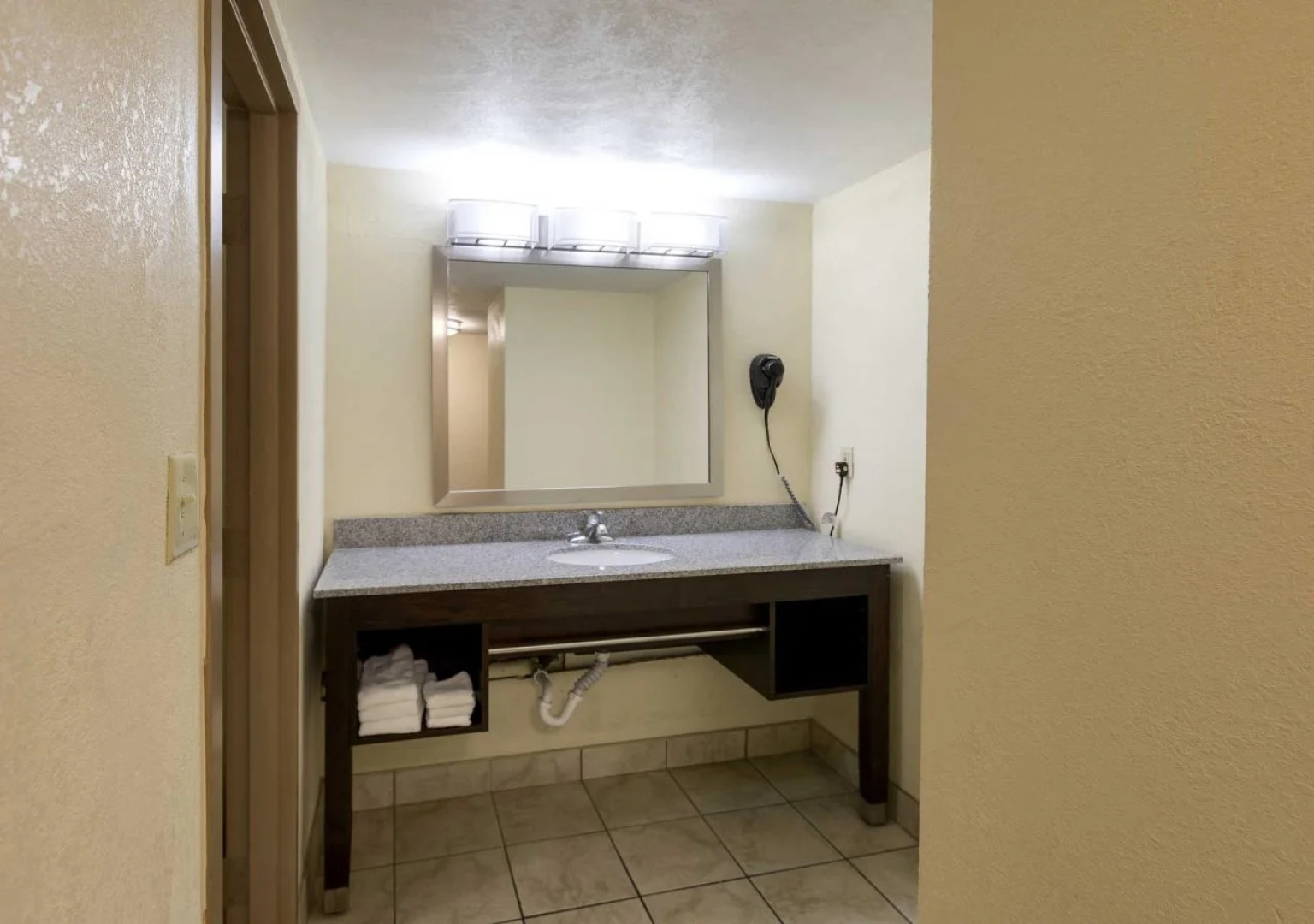 Clarion Hotel Detroit Metro Airport