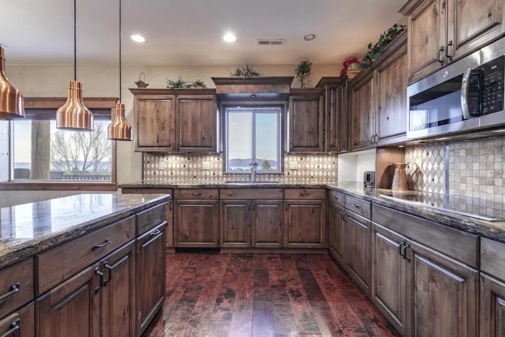 Golf Course Home, Sleeps 30, Private Hot Tub, Access to Ideal Beach, Amazing Views and Space!