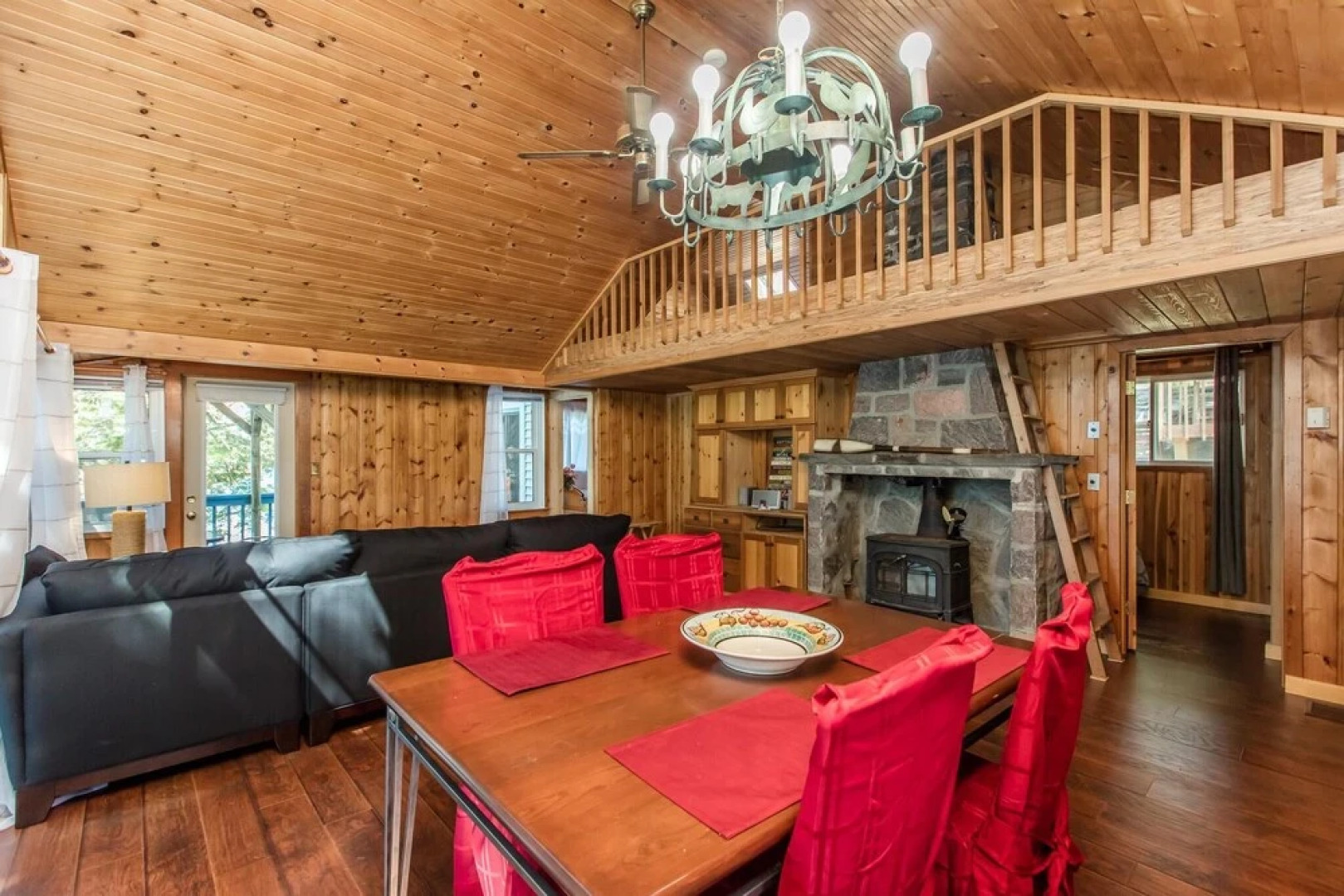 Magic on Little Go Home~3 bedroom cottage + guest cabin on 980 ft shore!