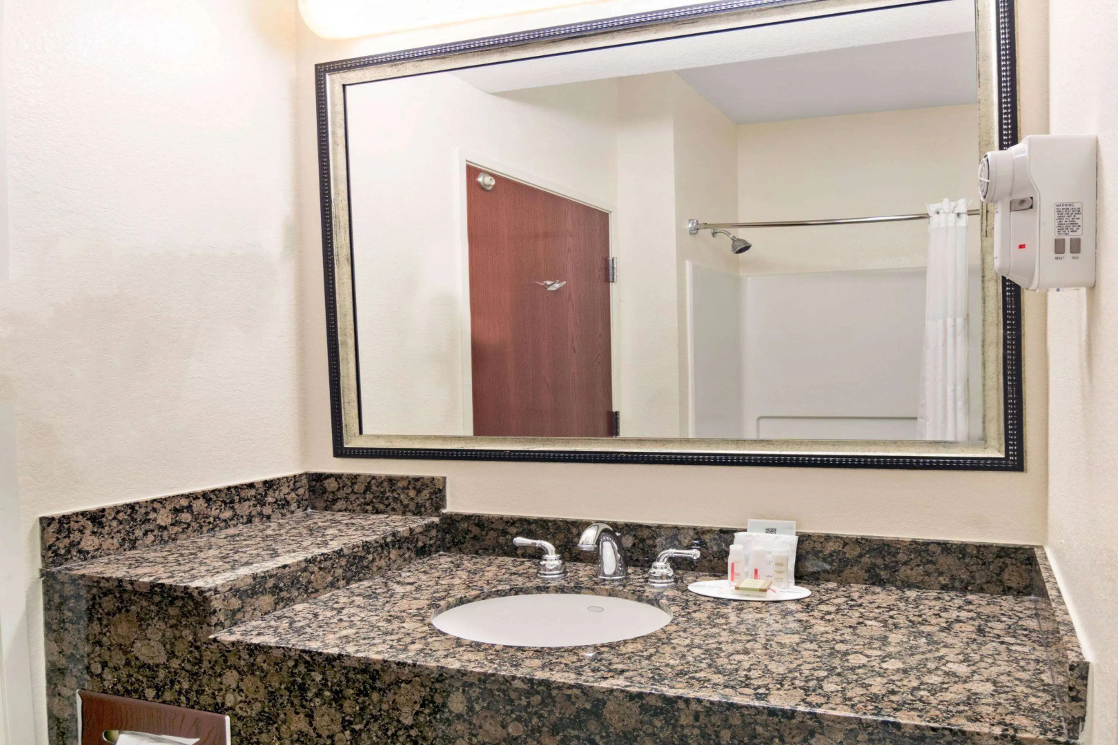 Super 8 by Wyndham Austin/Airport South