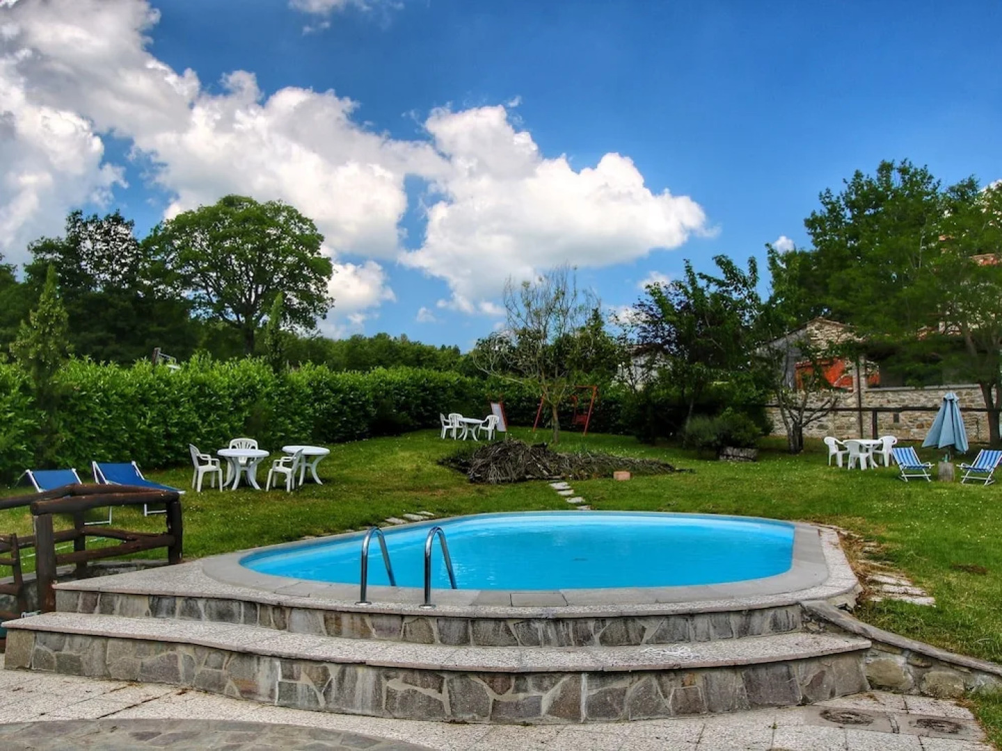 Rustic Apartment in Caprese Michelangelo near Lake