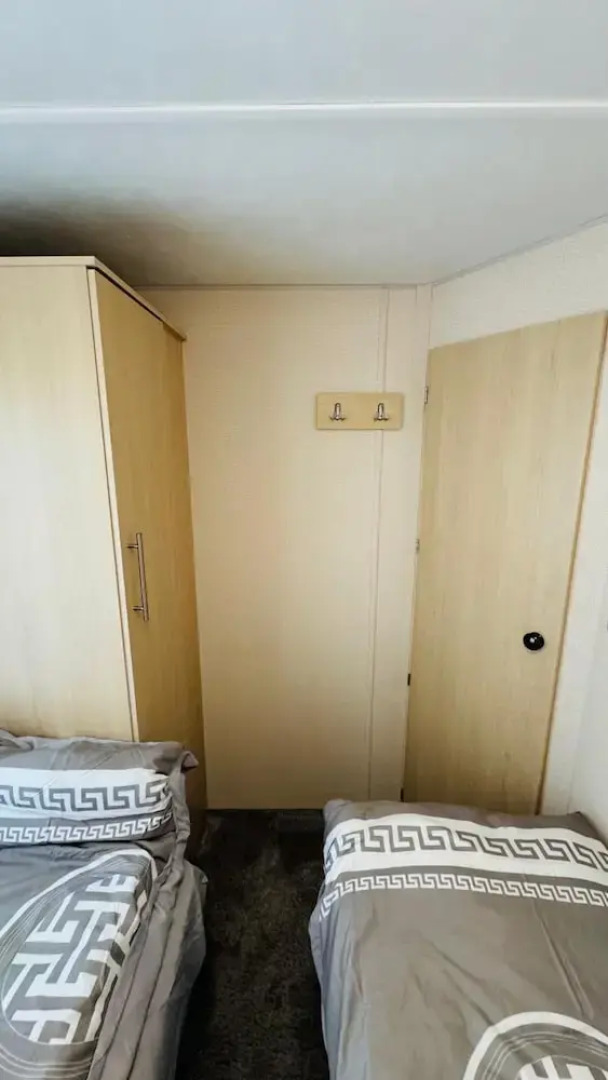 3-bed Carvan, Sleeps 6, Pets & Parking